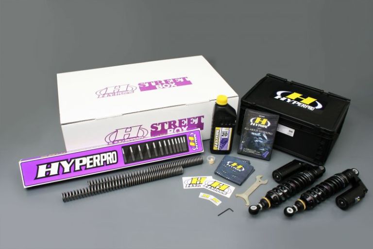 ●メーカー名：HYPERPRO:ハイパープロ●商品名：ストリートBOX ツインショック 367 ピギーバック●適合車種：CB400SF VTEC 98●メーカー品番：33410019●JANコード：4538792126005ストリートボックスとは、ハイパープロ社がプロデュースする「リアショックユニット」と 「フロントスプリング」を1セットにした同梱したキットボックス。 さらに「足周りの重要性」と「最適なセッティング方法」をハイパープロ開発責任者“ピーター氏”が 直々に説明するDVD「ALL ABOUT HYPERPRO」付属。 足周りのセッティングにおいて、最も重要とされている「車体姿勢」と「前後のバランス」、さらには「サスペンションの知識」までもが手に入るお得なキットこそがストリートボックスです。 【付属品】 コンスタントライジングレートフロントスプリング ストリート走行に最適な車種専用のスプリング。車種別セッティングデータ付属。 フロントフォークグリス スプリングの性能を最大限に発揮させる、フォークグリス。 フロントフォークオイル 車種別に、ハイパープロ推奨のオイル番手をご用意します。 リアショック 日本人向けに設定を変更した「JAPAN SPEC」リアショック。日本の路面状況、平均体重、気候などに考慮して設定。 DVD「ALL ABOUT HYPERPRO」　※非売品 「コンスタントライジングレート」スプリングの秘密や、セッティングについてなどを収録したDVD。 ハイパープロバンダナ ハイパープロがオリジナル制作したバンダナ。 ○車種専用マニュアル（セッティングデータ付き） 車種別設定されたサグ値、油面、プリロード値、減衰データなどを記載。 ○プリロードレンチ スプリングに負荷を与え、スプリングの反力を調整する工具。 ○保証書 製品保証(7ヶ月)/ロット番号 全てのライダーの「走る」「曲がる」「止まる」を思いのままにする究極のリアショック。 ハイパープロ社のパーツを用い、アクティブ専任スタッフの手によって日本独自の仕様に設定している「Japan Spec」リアショック。 「フルシチュエーションサスペンション」をコンセプトとし、日本の様々な路面状況、日本人の体格に対応するリアショックを造り上げました。ツーリングなどの長時間走行でも疲れにくく、ワインディングをもっと楽しめるように、さらにはセッティング次第でサーキット走行にも対応するほど、幅広いシチュエーションで活躍する調整範囲を持っています。また、常にハイパフォーマンスな状態で長くお使いいただけるよう、充実したアフターサービスをご用意しています。 【HYPERPRO ツインショックの特徴】 1.HI/LOコンプレッションアジャスター（ピギーバッグタイプのみ） ダンパー圧縮のスピードを調整するための減衰調整機能。 「LOW(低負荷時)」と「HIGH(高負荷時)」の2項目があり、「LO」は内部のテーパーニードルを調整、「HI」はオイル通路を堰き止めているスプリングの圧を調整することでオイルの流れをコントロールします。 2.リバウンドアジャスター スプリングが縮んだ後、車体姿勢を復元する減衰力をダイヤルで微調整できます。 3.リザーバータンク（ピギーバッグタイプのみ） アルミΦ52×90を使用。タンク内にブラダラバーを使用し、摩擦による発熱を抑え、安定化を図っています。 4.アイマウントベアリング スフェリカルベアリングが本体のフリクションロスを解消し、路面状況をダイレクトに伝達。 5.アルミ削り出しトップ&ボトムケース ボディはハイパープロオリジナルの削り出し2ピース構造。 6.プリロードアジャスター 無段階調整が可能。※調整工具付き。 7.安全で快適な走行をアシストするメインスプリング ハイパープロ独自の「コンスタントライジングレート」スプリング※。プリロード調整だけで、レート変更ができる特性により幅広いセッティングが可能。 8.高強度・高精度シム 加工精度をつきつめたステンレスシムを採用することで、高い性能を発揮。 9.高剛性メッキシリンダー 特殊スチール（SM490B）を採用。アルミに比べ熱による膨張を軽減します。 1．スムースなストローク 2．安定した減衰 3．放熱性に優れ、オイルの劣化が遅い 4．ボディの長寿命化 10.Φ16スピンドル 圧縮時のオイル量を5%（Φ14比較）アップさせ、減衰圧LOW側への反応を出しやすくしています。 11.ステンレススライドワッシャー 伸縮時に発生するスプリングのねじれに合わせてスライドし、滑らかな動作をサポート 112.車高調整機能 走行シチュエーションに合わせた調整が可能 ※お使いのデバイスによって色が違って見える可能性があります。 ■ すべてのライダーに感動を 『YSS(ワイエスエス)Honda CB400SF』ページはこちら 全ての道がサーキットになる。乗り心地を追求するならYSSのサスペンション。■レビューでお得なクーポンGET！