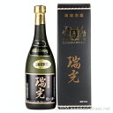 まずは、池間酒造が自信を持って送り出す、至極の逸品「瑞光 1990年蒸留」をご紹介させていただきます。この泡盛は、長期熟成によって磨かれた古酒の持つ豊かな香りと、まろやかな甘さが奥深いコクとなり、まさに味わいの宝庫といえるでしょう。 芳醇でまろやかな舌触りは、泡盛が好きな方に特にお喜びいただけることでしょう。ストレートで少しずつ味わうことはもちろん、ロックで飲むこともおすすめいたします。 また、2005年度には泡盛鑑評会にて県知事賞を受賞しており、その品質に一流の認定を受けています。 贈答用としても、ラッピング無料で提供いたしますので、大切な方への贈り物にも喜ばれること間違いありません。ぜひ、この贅沢な「瑞光 1990年蒸留」をお楽しみください。