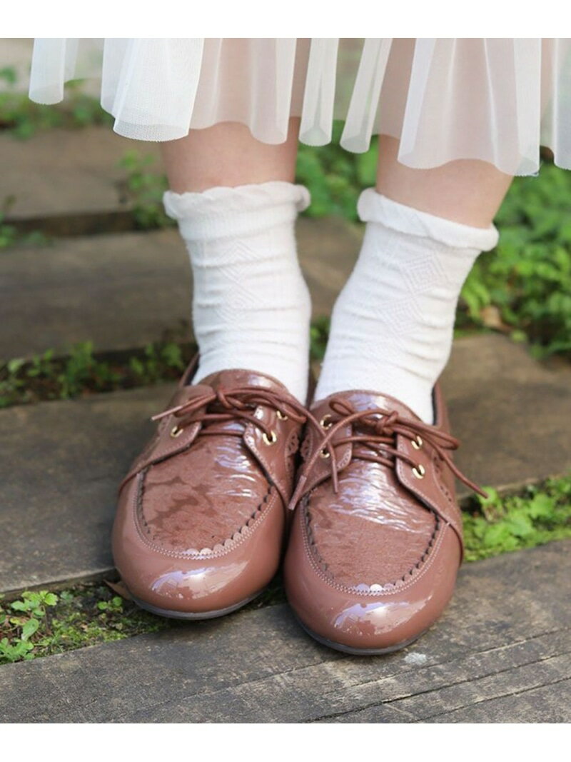 【予約商品について】 ※「先行予約販売中」「予約販売中」をご注文の際は予約商品についてをご確認ください。■重要なお知らせ※ 当店では、ギフト配送サービス及びラッピングサービスを行っておりません。ラッピング・ギフト配送について同時に複数の商品を注文された場合メーカー希望小売価格についてご利用ガイドaxes femme（アクシーズファム）ジャガード切替レインシューズ【商品紹介】ジャガード生地との切替が上品なレインシューズです。【デザイン】雨や雪の日はもちろん、晴れの日にも◎オールシーズン履ける晴雨兼用アイテムです♪艶やかなエナメルとジャガード生地を使用し、足元を華やかに飾ります。さりげないスカラップデザインにも注目。ローヒールで安定感があり、すっきりとしたフォルムはパンツ・スカートどちらのスタイルとも相性抜群です。※甲頭部まで水に浸かる場合や、長時間での雨中・水中でのご使用においては、靴内部に水が浸入する場合があります。（完全防水ではございません）型番：TL621X129-015-24 PH9884【採寸】サイズ最大幅ヒールの高さ重さ（g）M7.8cm2.2cm430L8cm2.2cm445商品のサイズについて【商品詳細】中国製素材：甲部:合成皮革、底材:合成底サイズ：M、L※画面上と実物では多少色具合が異なって見える場合もございます。ご了承ください。商品のカラーについてこの商品はセール商品のため返品・交換対象外です詳細はこちら &gt;&gt;