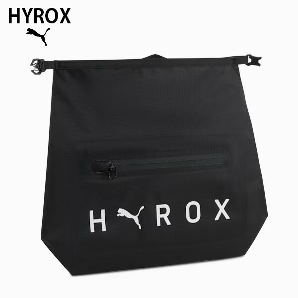 【商品名】 PUMA x HYROX ウォータープルーフ ウォッシュバッグ 【品番】 055071 【カラー】 (01)PUMA Black 【サイズ】 26.5cm×33cm×10cm（2L） 【重さ】 57g 【素材】 裏地: ナイロン100%（TPUコーティング） 本体: ナイロン100%（TPUコーティング） 【生産国】ベトナム 【お手入れ方法】 洗剤を使わないで下さい。 【注意】 他の通販サイトと在庫共有しているため、ごくまれにご注文後でも在庫切れの場合がございます。 その際は連絡させて頂きますので、予めご了承ください。 【製造販売元】 プーマジャパン株式会社 メーカー希望小売価格はメーカーサイトに基づいて掲載していますPUMA × HYROXのウォッシュバッグは、防水性・耐久性に優れた設計により、湿気や摩耗からウェアやギアをしっかりと保護する高機能モデル。 ロールトップ式の開閉で内部への水の侵入を防ぎながら安全に収納でき、軽量設計で持ち運びもスムーズに行えます。さらに、ハイパーロン製フックループを搭載し、バッグやギアへの取り付けも簡単。トレーニングシーンに求められる機能を高いレベルで備えた、実用性重視のアイテムです。 PUMA x HYROXコレクション 本コレクションは、HYROX競技の特性に合わせて設計されたシューズを中心に、高強度なレース環境に対応するアパレルやアクセサリーまで、競技者のパフォーマンスを支えるギアをラインアップ。競技者一人ひとりのパフォーマンスを多角的にサポートします。 【HYROXについて】 HYROXは世界中で開催されている国際的なフィットネスレースで1kmのランニングと1つのファンクショナル・ムーブメントからなる8ラウンドで構成され、単なるフィットネスレースにとどまらず、ライフスタイルの一部として多くの人々に愛されています。 ■特徴 撥水 ■詳細 ・用途：トレーニング ・PUMA x HYROXの共同ロゴ ・防水性と耐久性に優れた設計で、湿気や摩耗からしっかりと保護します ・ロールトップ式開閉 ・ハイパーロン製のフックループは、ギアに掛けたり取り付けたりするのが簡単です ・軽量設計 ・PUMAならではのデザイン要素