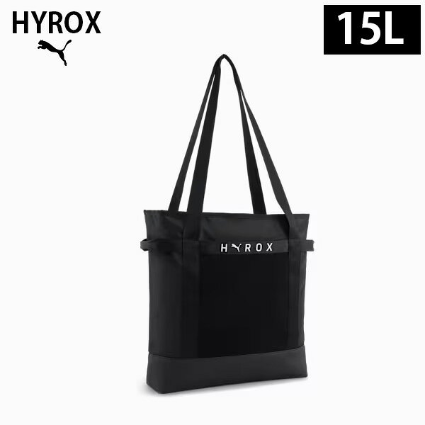 【商品名】 PUMA x HYROX 2 IN 1 ショッパー 【品番】 092726 【カラー】 (01)PUMA Black 【サイズ】 高さ46cm × 幅52cm × 奥行10cm（15L） 【重さ】 約610g 【素材】 ボトム: ポリエステル100%（ポリウレタンコーティング） 裏地: ポリエステル100%（ポリウレタンコーティング） 前中心: ナイロン100% 本体: ポリエステル100%（ポリウレタンコーティング） 【生産国】ベトナム 【注意】 他の通販サイトと在庫共有しているため、ごくまれにご注文後でも在庫切れの場合がございます。 その際は連絡させて頂きますので、予めご了承ください。 【製造販売元】 プーマジャパン株式会社 メーカー希望小売価格はメーカーサイトに基づいて掲載していますPUMA × HYROXのバッグは、移動シーンをスマートにしてくれる2WAY仕様で使いやすいアイテムです。 トートバッグからバックパックへと簡単に切り替えられる2WAY仕様で、シーンに応じた柔軟な使い分けが可能です。さらに背面パネルのスリーブはキャリーケースに簡単に装着でき、移動時のストレスを軽減。15インチまで対応のノートPCスリーブや充実した収納力も備え、トレーニングから移動シーンまでスマートにサポートします。PUMA x HYROXの共同ロゴが、機能性とスタイルを高次元で両立させたアイテムです。 PUMA x HYROXコレクション 本コレクションは、HYROX競技の特性に合わせて設計されたシューズを中心に、高強度なレース環境に対応するアパレルやアクセサリーまで、競技者のパフォーマンスを支えるギアをラインアップ。競技者一人ひとりのパフォーマンスを多角的にサポートします。 【HYROXについて】 HYROXは世界中で開催されている国際的なフィットネスレースで1kmのランニングと1つのファンクショナル・ムーブメントからなる8ラウンドで構成され、単なるフィットネスレースにとどまらず、ライフスタイルの一部として多くの人々に愛されています。 ■詳細 ・用途：トレーニング ・容量：15L ・ガジェットコンパートメントサイズ：内側ノートパソコンスリーブ 最大15インチ ・PUMA x HYROX共同ロゴ ・キャリーケース対応の背面パネルは、スーツケースのハンドルにしっかり装着可能 ・トートバッグとバックパックの2WAY仕様 ・PUMAシグネチャーデザインのエッセンス