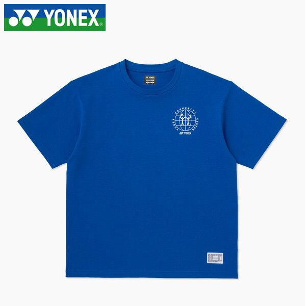 【商品名】 YONEX 80THユニTシャツ 【品番】 16958A 【カラー】 ブルー(002) 【サイズ】 M・L・O 【素材】 綿100％ 【原産国】 ベトナム 【洗濯表示】 洗濯機洗い可能 【販売元】 ヨネックス株式会社 【注意】こちらの商品は、他の通販サイトと在庫共有しているため、ごくまれにご注文後でも在庫切れの場合がございます。 その際は連絡させて頂きますので、予めご了承ください。 また、実際の商品と比較し色味に若干の誤差が生じる場合がございますので、ご了承下さい。 メーカー希望小売価格はメーカーサイトに基づいて掲載しています80THユニTシャツ（16958A）は、80周年を記念し、「スポーツを通じて人と人をつなぐ」というブランドの想いを表現したカプセルコレクションの一枚です。 果てしなく広がる空と未来への希望に着想を得たYonex Blueを採用。スポーツが人と人、そして世界をつなぐ力と、その先に広がる未来へのビジョンをグラフィックに込めています。 上質な厚手のコットンを使用し、ゆったりとしたシルエットとやや長めの袖丈を採用。快適な着心地と、洗練されたモダンなスタイルを兼ね備えています。 ＜サイズ寸法(実寸)＞ 単位：cm M：着丈68　胸囲113　裾周り111 L：着丈70　胸囲117　裾周り115 O：着丈72　胸囲121　裾周り119 ※注意事項 商品は、独自の採寸方法により採寸されています。商品生地の特性によって、1cm前後の誤差が生じる場合があります。