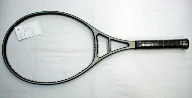 【商品名】 ライセンシーB．K【メーカー】 その他メーカー【グリップサイズ】 SL3【重量（実測値）】 335g【フレックス（実測値）】 50【程度】 SS:新品【商品No.】 D-2981※重量・フレックスに関しましては実測値となります。フレーム長：27inch推奨テンション：55〜65lbs新品です。