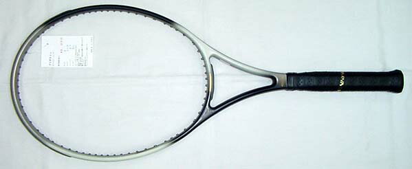 【商品名】 ダイナビームツアー【メーカー】 ブリヂストン【グリップサイズ】 2【重量（実測値）】 316g【フレックス（実測値）】 67【程度】 BB:多少傷あり【商品No.】 B-11363※重量・フレックスに関しましては実測値となります。フェースサイズ：100square inch フレーム長：27.5inch 推奨テンション：52～60lbs 定価：\28,000 補足：ザイロン素材を先駆けて取り入れたラケットです。 程度良好です。 ウィニングショットグリップ巻きです。