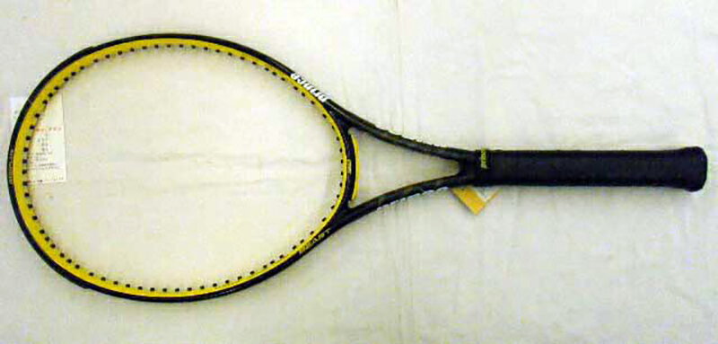 テキストリーム素材を採用し、打球感の良いラケットになりました。【商品名】 ビースト　98【メーカー】 プリンス【フェイスサイズ】 98平方インチ【フレーム長】 27インチ【推奨テンション】 42〜52lbs【定価】 35,000円【グリップサイズ】 3【重量（実測値）】 311g【フレックス（実測値）】 64【程度】 A:フレームに殆ど傷なし【商品No.】 C-12777※重量・フレックスに関しましては実測値となります。程度良いです。グリップ交換済みです。