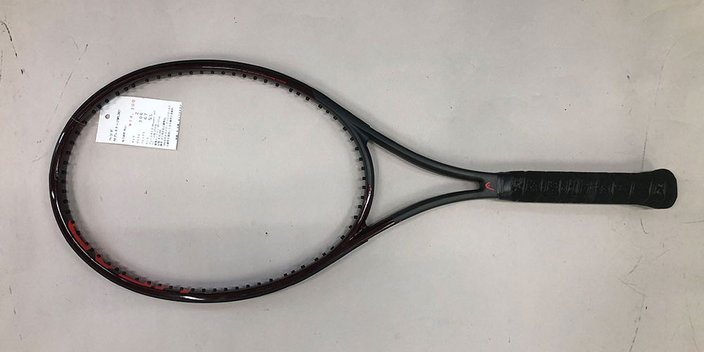 点で攻める正確無比。 1980年代からツアーでコントロールと正確性を提供してきた傑作の革新的なアップグレードです。 衝撃的なフィーリングを提供するオーセチック構造に加えて、プレステージは、シースルーカーボン・エレメントを採用しています。【商品名】 AXプレステージMP2021【メーカー】 ヘッド【フェイスサイズ】 99平方インチ【フレーム長】 27インチ【推奨テンション】 48〜57lbs【定価】 39,000円【グリップサイズ】 2【重量（実測値）】 306g【フレックス（実測値）】 67【程度】 BB:多少傷あり【商品No.】 A-26892※重量・フレックスに関しましては実測値となります。ウェイト：306g バランス：323mm スイングウェイト：295 程度良好です。 11/17　￥14,300-→￥10,450-