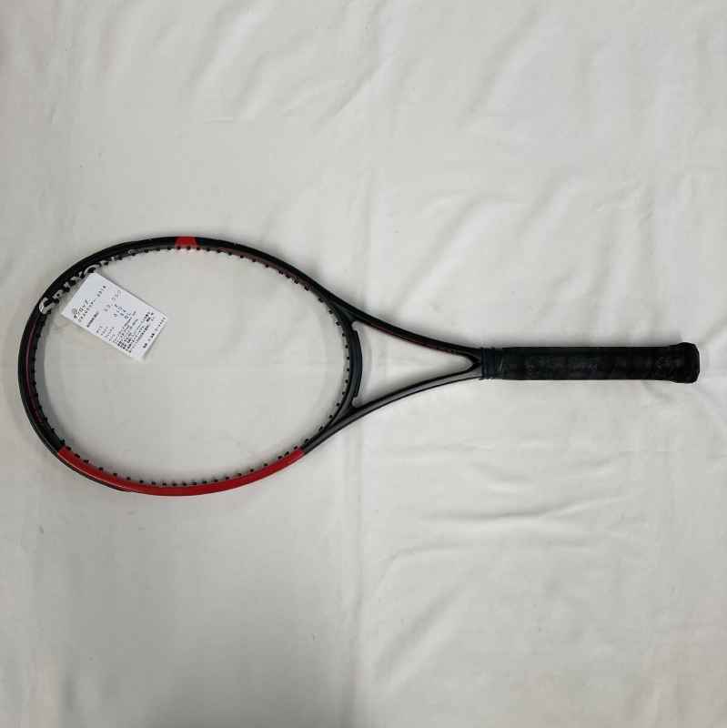 卓越したコントロールと攻撃力を発揮するツアーモデル。 機能・特長ショットの安定性を重視し、さらなる球威を求めるハードヒッターに。 操作性に優れた95平方インチ【商品名】 CX200ツアー　2018【メーカー】 ダンロップ【フェイスサイズ】 95平方インチ【フレーム長】 27インチ【推奨テンション】 45〜65lbs【定価】 34,000円【グリップサイズ】 2【重量（実測値）】 310g【フレックス（実測値）】 64【程度】 C:傷あり【商品No.】 G-5529※重量・フレックスに関しましては実測値となります。塗装カケ、グリップの使用感あります。 バランス：310 スイングウェイト：278