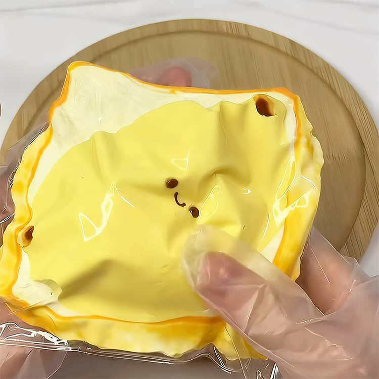 ふわふわ 水感スクイーズ 肉球 スクイーズおもちゃ スクイーズケーキおもちゃ ぷにぷに お菓子 バナナ食パン 低反発 おもちゃ 食品サンプル 握って遊ぶ 感触 ストレス解消 子供 大人 こども オシャレ 減圧 デザート そっくり 癒し ayaballoonstore-10018510 AYABalloon サンプル画像3