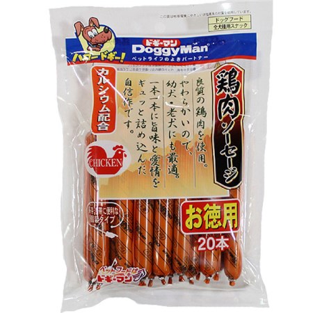 愛犬の大好物、鶏の旨味をギュッと詰め込んだやわからかなソーセージおやつ。愛犬の大好きな鶏肉にカルシウムを加えた特製ソーセージ。人間用の食品のような調味や調理はしていない愛犬仕様のスペシャルなソーセージ。噛む力の弱い幼犬や高齢犬にも食べやすいソフトな質感。個別のケーシング包装で品質を保持。散歩やお出かけなどの屋外への携帯にも便利。【仕様】●原産国：中国●内容量：20本●原材料：鶏肉、コーンスターチ、大豆たん白、卵、肝油、ミネラル類（ナトリウム、カルシウム、亜鉛）、増粘安定剤（カラギナン）、保存料（ソルビン酸カリウム）、酸化防止剤（ビタミンC）、リン酸塩【ドギーマン 鶏肉 散歩 幼犬 高齢犬】