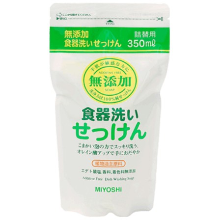 「無添加 食器洗いせっけん」の詰替用スタンディングタイプ。ボトルはそのままお使いいただき、その後はおトクな詰替用をご利用ください。植物油を主原料にした食器洗いせっけん。食べ物に直接触れる食器を洗うものだから、香料、着色料、防腐剤などを一切使用しない無添加せっけんは、安心の選択。細かな泡立ちの純せっけんですから、手アレでお悩みの方、手肌が敏感な方も安心してお使いいただけます。【仕様】●サイズ：幅120mm×奥行60mm×高さ215mm●重量：本体365gメーカー：ミヨシ石鹸（株）【台所用洗剤 ミヨシ 台所用 せっけん 液体 無添加】