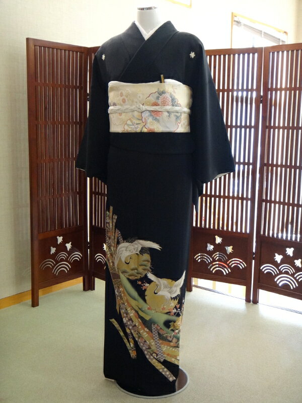レンタル 響呼 結婚式 黒留袖 黒留 留袖レンタル 貸衣装留袖 フルセット 帯 草履 バック 足袋 小物 送料無料 着物 結婚式 お母さん 往復送料無料 身長145cm~160cm対応 正絹素材 手描き お母さんも立派な主役 流れるのしめ柄の上空を夫婦鶴が呼び合っています おめでたい