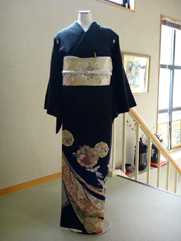 レンタル 手鏡 結婚式 黒留袖 黒留 留袖レンタル 貸衣装留袖 フルセット 帯 草履 バック 足袋 小物 送料無料 着物 結婚式 お母さん 往復送料無料 身長145cm~160cm対応 正絹素材 職人渾身の描き上げ お母さんも立派な主役 流れるようなのしめの川の上を祝福の鶴が喜びの舞