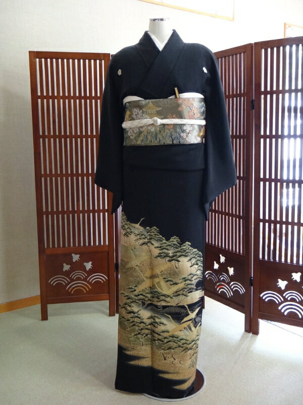 Rakuten - レンタル 紀 結婚式 黒留袖 黒留 留袖レンタル 貸衣装留袖 フルセット 帯 草履 バック 足袋 小物 送料無料 着物 結婚式 お母さん 往復送料無料 身長140cm~150cm対応 正絹素材 職人渾身の描き上げ お母さんも立派な主役 黄金色に輝く海原を黄金色に輝く鶴が舞う