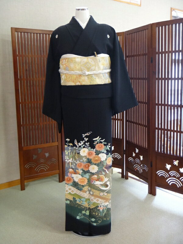 レンタル 幸 結婚式 黒留袖 黒留 留袖レンタル 貸衣装留袖 フルセット 帯 草履 バック 足袋 小物 送料無料 着物 結婚式 お母さん 往復送料無料 身長150cm~160cm対応 正絹素材 手描き 職人が仲よいオシドリを丁寧に描き上げました お母さんも立派な主役で