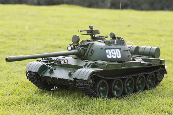 T-55Aは東西冷戦時に旧ソビエト（ロシア）が開発した強力な100mm砲と優れた被弾回避能力と対放射線能力を向上させた特長的な円形砲塔を持つ中型戦車でチェコやポーランドなど東欧諸国でライセンス生産され、1970年代末まで世界40ヶ国以上に配備され使用されました。Hooben社はそのT-55Aを忠実に再現しながらラジコン戦車として開発されて組立キットです。 製作は容易です。 ※説明書は英文・中文のみですのでご注意ください ■スケール: 1/16 ■サイズ/重さ: 388X205mm/4kg(ARTR) ■梱包ザイズ：758X450X150mm ■走行させるのに必要なもの（別途お買い求め下さい。） (1)7.2 V Ni-Mhバッテリー (2)4CH-6CH RCのプロポセット一式 (3)スピードコントローラ ※接着剤や塗料は別途ご購入下さい。 ＜製品仕様＞ ■本体材質：プラスチック及びアルミニュウム合金砲身及びシャフト、スプロケットホイールは金属製。 ■専用駆動用ギヤセットでプロポとバッテリー、スピコンを搭載すれば自由に走行できます。 ■ターレット旋回は実物と同じ回転速度で旋回を再現 ■主砲の迎角も上・下サーボで稼動させることが出来ます。 ■主砲の砲撃時の反動も再現可（専用ユニット付属） ※別売専用オプション： 主砲の発射音、機関銃、エンジン音、発煙装置。