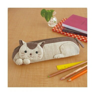 商品情報 出来上がり寸法 約縦6.5cmX横22cmXマチ4cm(ケースサイズ)内容 <キット内容>布(2種）・接着キルト綿・目鼻ボタン（大x2「黒」・小x1「茶」）・ファスナー・ししゅう糸・作り方説明書・実物大型紙<備考>生地・色・柄等、キット内容は一部変更する場合があります。出来上がりサイズには、若干の差が生じます。用意するもの 縫い針・まち針・ししゅう針・縫い糸・布に型紙を写す用具・定規・はさみ（布用・糸用・紙用）・厚紙（ハガキ程度の厚み）・アイロン※縫い糸は、できるだけ布に近い色をご用意下さい。この商品は オリムパス　かわいいペットシリーズ　ペンケース　ねこ　PA-557 ポイント 初級 ショップからのメッセージ 納期について 4