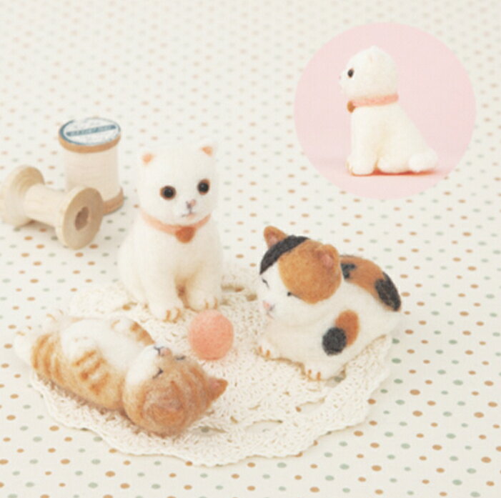 商品情報サイズ白ねこ:高さ約6cm三毛ねこ:高さ約4.5cmとらねこ:高さ約7cmボール：直径約1.5cmパック内容アクレーヌ・目・レシピ用意するもの【フェルティング用ニードル極細(H441-023)・フェルティング用マット(H441-015)】又はアクレーヌスターターセット (H441-047)はさみ・目打ち・ボンドこの商品は ハマナカ　ニードルフェルト【アクレーヌ】でつくるベビーアニマル　H441-580 ねこの赤ちゃん ポイント 癒される動物の赤ちゃんたち1キットで3つの動物が作れます。 ショップからのメッセージ 納期について 4