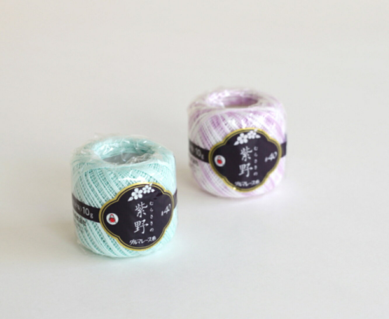 商品情報品質表示綿（スーピマ）100%質量10g(約82m)使用針レース針6〜8号この商品は DARUMA(ダルマ)横田　紫野　むらさきの　レース糸#40　10g(約82m)　綿（スーピマ）100%　かすり　全30色　｜1,2,3,4,5,6,7,8,9,10,11,12,13,14,15,16,17,18　51,52,53,54,55,56,57,58,59,60,61,62 ポイントアクセサリー小物など繊細な作品を編むのに適しています。ドイリーなどに適しており、ダルマレース糸＃40に比べて編地が柔らかく編みあがるので直接肌に触れる作品でも安心です。 ショップからのメッセージ 納期について 4