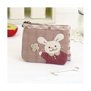 商品情報 デザイン 三上　奈津子出来上がり寸法 約縦8.5cmx横11cm内容 表布（5枚）、裏布（1枚）、キルト綿（1枚）、ファスナー（1本）、キーホルダー金具（1組）、スナップボタン(1組)、目用ビーズ(茶・2個)、鼻用ビーズ(ベージュ・1個)、花用ビーズ(クリーム・1個)、ししゅう糸（2種）、作り方説明書、実物大型紙<備考>生地・色・柄等、キット内容は一部変更する場合があります。出来上がりサイズには、若干の差が生じます。用意するもの 縫い針、まち針、ししゅう針、縫い糸（布の色に近いもの）、しつけ糸、ハサミ（布用・糸用・紙用）、定規、布に型紙を写す用具（布専用ペンなど）、アイロン、目打ち、金槌、厚紙(ハガキ程度の厚み)、スティックのり、ほお紅※ミシンがあると便利ですこの商品は オリムパス　クラフト　三上奈津子シリーズ　ハローうさぎのキーホルダーポーチ　PA-635 ポイント 初〜中級　ミニポーチはポイントカードなどのカード入れとしても、コインケースとしても使えます。フタの下には鍵が付けれる金具付きです。 ショップからのメッセージ 納期について 4