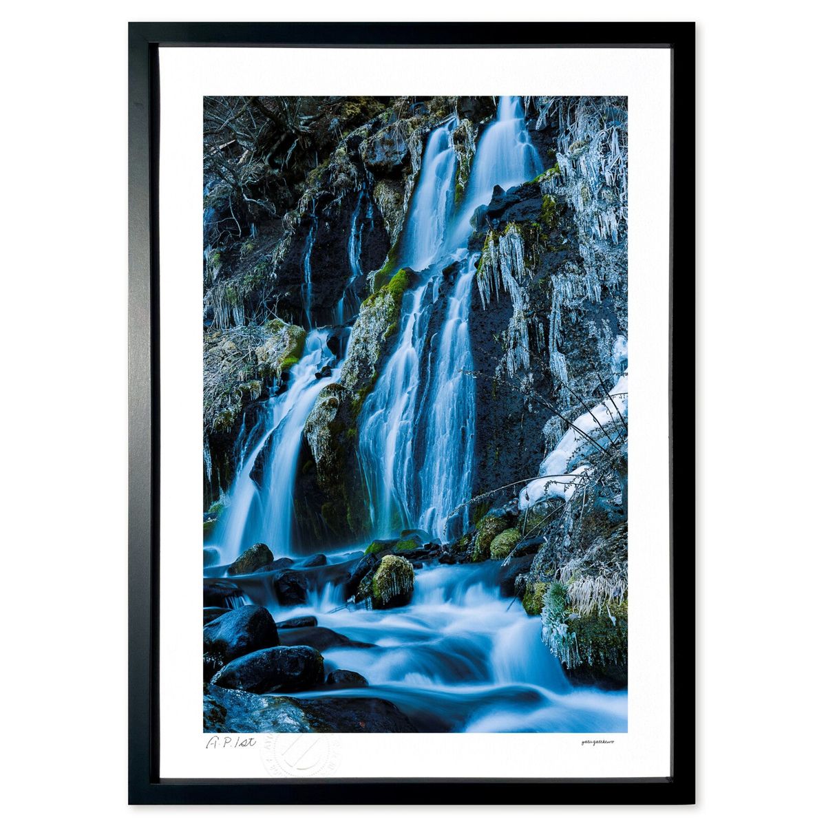 【スーパーSALE半額】版画 凍る世界に落ちる滝 (奴が岳魚)インテリア 壁掛け 額入り 風景画 ポスター アート リビング 玄関に飾る 風水 プレゼント モダ...