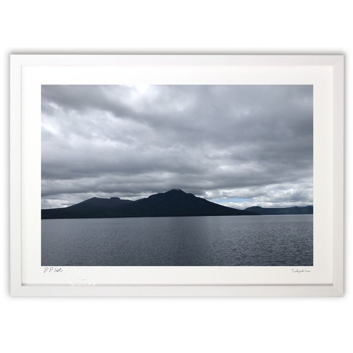 【スーパーSALE半額】版画 神秘の湖:支笏湖 (次郎の写真帳)インテリア 壁掛け 額入り 風景画 ポスター アート リビング 玄関に飾る 風水 プレゼント モ...