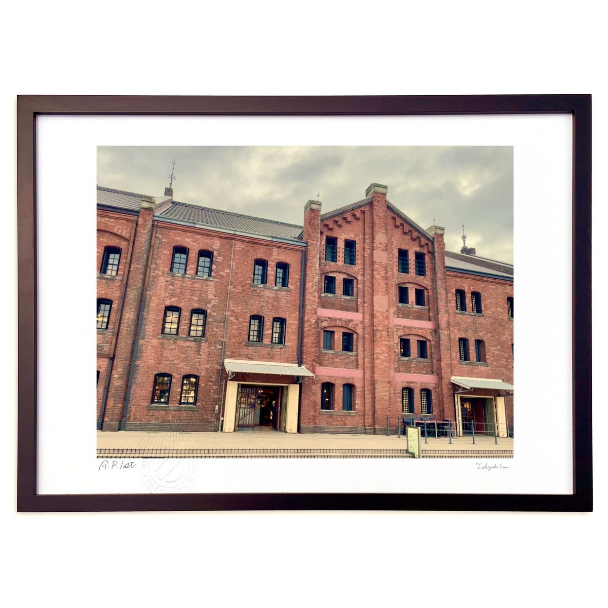 【スーパーSALE半額】版画 横浜赤レンガ倉庫 (榎本高行)インテリア 壁掛け 額入り 風景画 ポスター アート リビング 玄関に飾る 風水 プレゼント モダン...