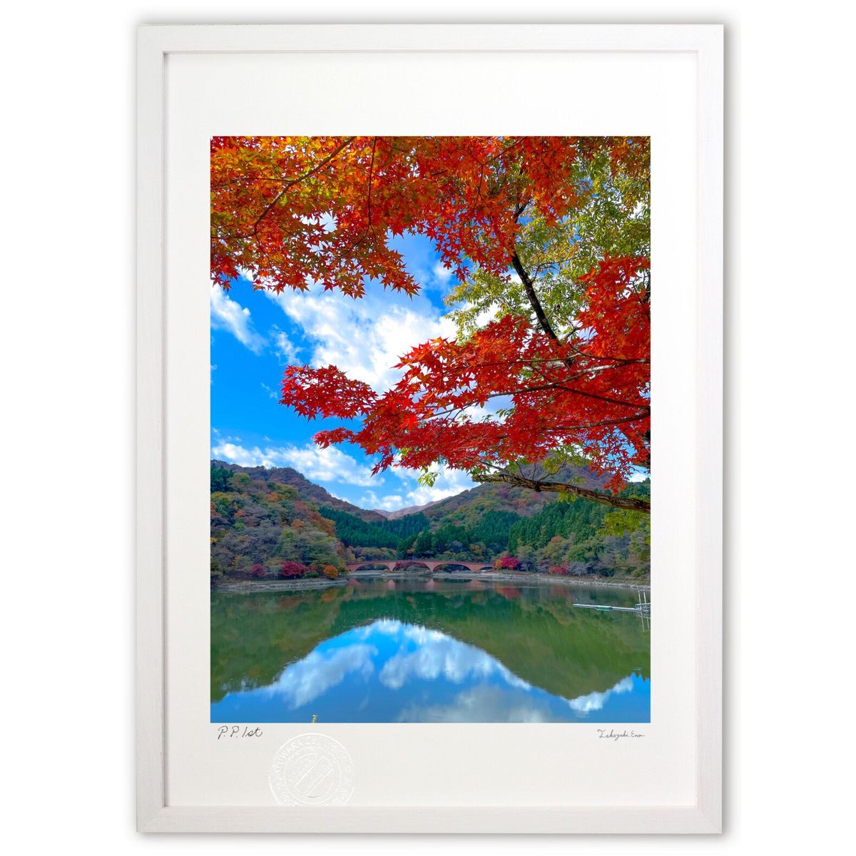 【スーパーSALE半額】版画 鮮やかな紅葉の碓氷湖 (茂木周造)インテリア 壁掛け 額入り 風景画 ポスター アート リビング 玄関に飾る 風水 プレゼント モ...