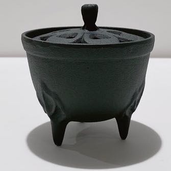 【商品の説明】伝統工芸 南部鉄器の香炉。お香の歴史は古く、日本では6世紀の仏教伝来と共に伝わったとのこと。古来から、人は、お香で香りを楽しんでいました。仏教などでも使われるお香。魔除け・厄除け・防虫の効果もあると言われています。伝統と格式のあるお香で、心を整えてみませんか？　仕様サイズ　直径8.5xH9cm（蓋ツマミまで含む）重さ　約440g素材　鋳鉄原産国　日本 付属品　※お香は付属していません　特記事項・限定生産品です。突然の品切れにより作品をご用意できない場合もあります。その際はご容赦ください。　・作品改良のため、仕様を変更する場合があります。重厚でずっしりした香炉伝統工芸 南部鉄器の香炉。日本製。創業100年を超える老舗企業 岩鋳謹製。鉄器の重厚さに高級感を感じます。心が整う落ち着く香りお香は6世紀に仏教と共に伝来。用途はそもそもは厄除け 魔除け。お香の匂いで心を整えてみませんか。インテリアやギフトにカラフルでかわいいおしゃれなデザイン。自宅のインテリアはもちろんお祝いにも。メイドインジャパンなので、海外へのプレゼントにも最適類似商品はこちら香立 木の葉 黒 岩鋳謹製 伝統工芸 南部鉄器1,979円四季の香炉 さくら 金/ピンク 岩鋳謹製 伝統3,563円香立 クジラ 黒 岩鋳謹製 伝統工芸 南部鉄器1,979円四季の香炉 なみ 金/トルコ青 岩鋳謹製 伝統3,563円四季の香炉 ゆき 金/麻色 岩鋳謹製 伝統工芸3,563円四季の香炉 いちょう 金/黄茶 岩鋳謹製 伝統3,563円香立 フクロウ 銀茶 岩鋳謹製 伝統工芸 南部3,761円香立 折り鶴 イエロー 岩鋳謹製 伝統工芸 南4,454円香立 折り鶴 レッド 岩鋳謹製 伝統工芸 南部4,454円香立 折り鶴 グリーン 岩鋳謹製 伝統工芸 南4,454円新着商品はこちら2024/5/2610年保証 掛け軸 花鳥画 かわせみ 吉井蘭月17,324円2024/5/25絵画 メリッサ プラッチ/インテリア 額入り 10,471円2024/5/25絵画 油絵 オイル ペイント アート「ハート 20,371円2024/5/25絵画・抽象画 JONAS HORST VISI21,361円2024/5/25絵画 壁掛け栗乃木ハルミ くりのき はるみ/額10,471円再販商品はこちら2024/5/15マイクロ胡蝶蘭 ピンク色胡蝶蘭 1本立ち /誕2,078円2024/5/15苔玉アンスリウム/誕生祝い 花 産地直送 フラ2,672円2024/5/15マイクロ胡蝶蘭 ピンク色胡蝶蘭 1本立ち アク2,870円2024/5/15ミディ胡蝶蘭 ピンク色胡蝶蘭 1本立ち パステ2,672円2024/5/15ミディ胡蝶蘭 ピンク色胡蝶蘭 1本立ち クロエ3,167円2024/05/28 更新