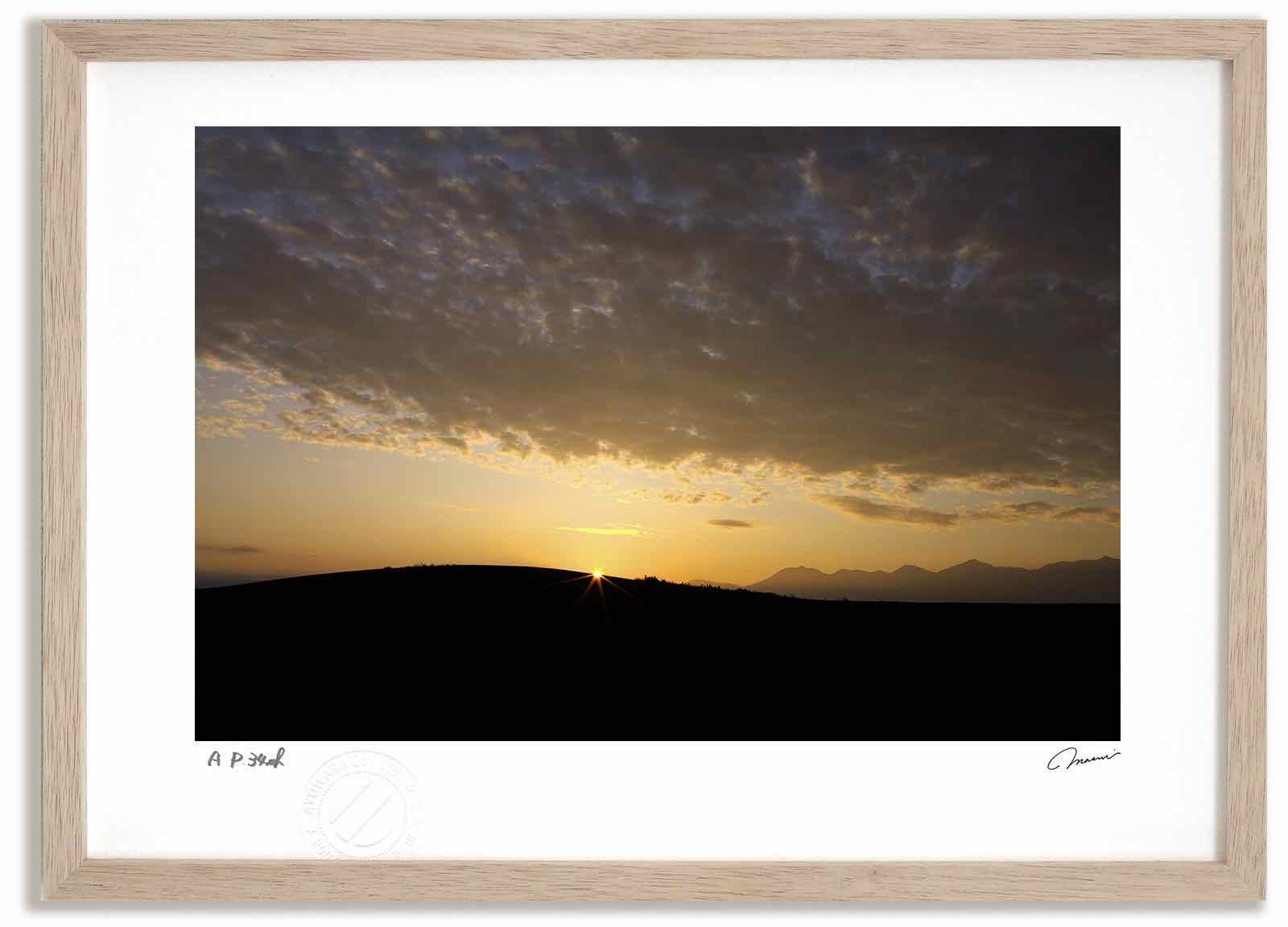 【スーパーSALE半額】アートフォト 絵画 日の出と十勝岳連峰 高橋真澄/インテリア 額入り 額装込 風景画 油絵 ポスター アート アートパネル リビング 玄...