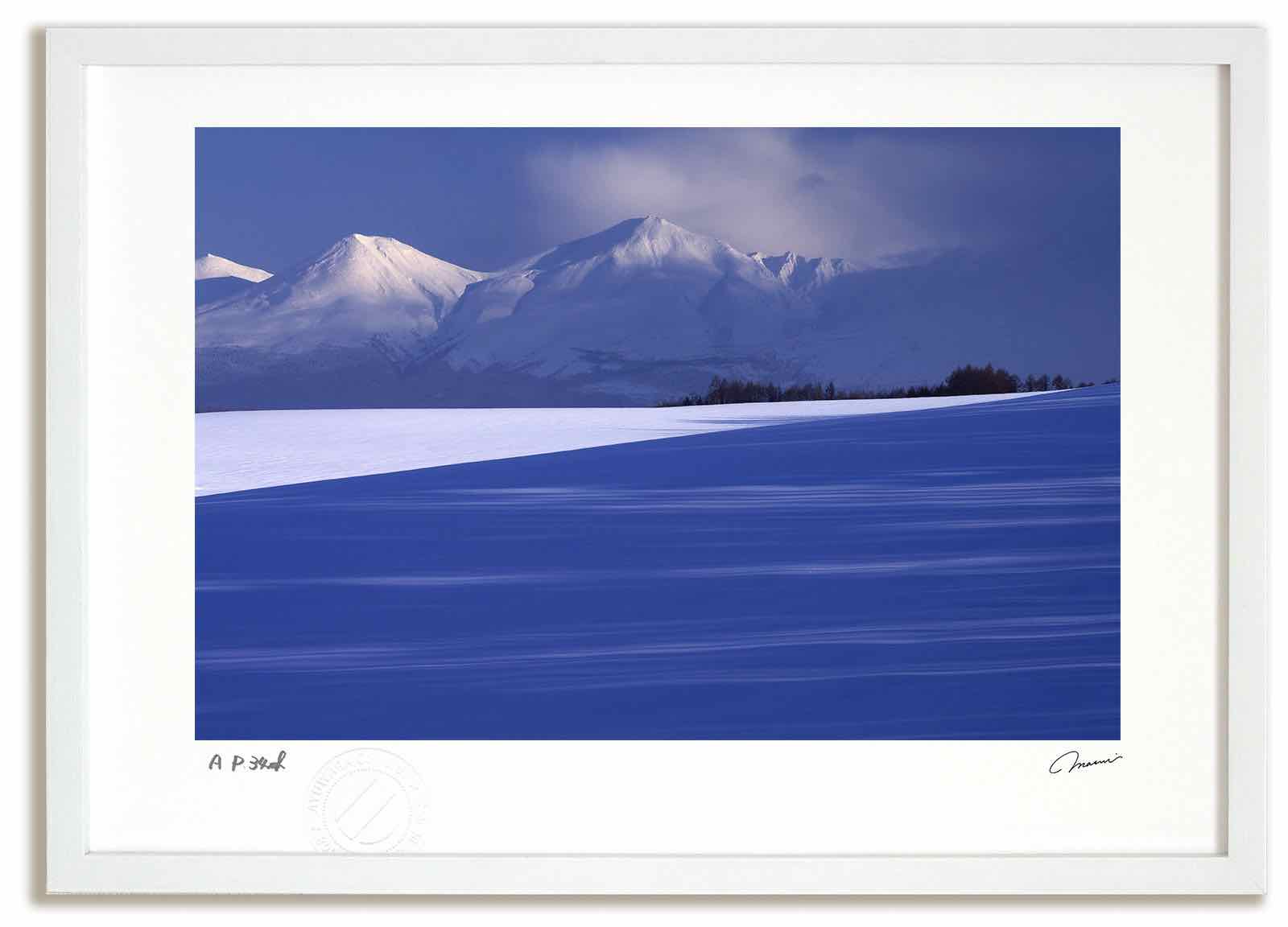 【スーパーSALE半額】アートフォト 絵画 美瑛岳と蒼い影 高橋真澄/インテリア 額入り 額装込 風景画 油絵 ポスター アート アートパネル リビング 玄関 ...