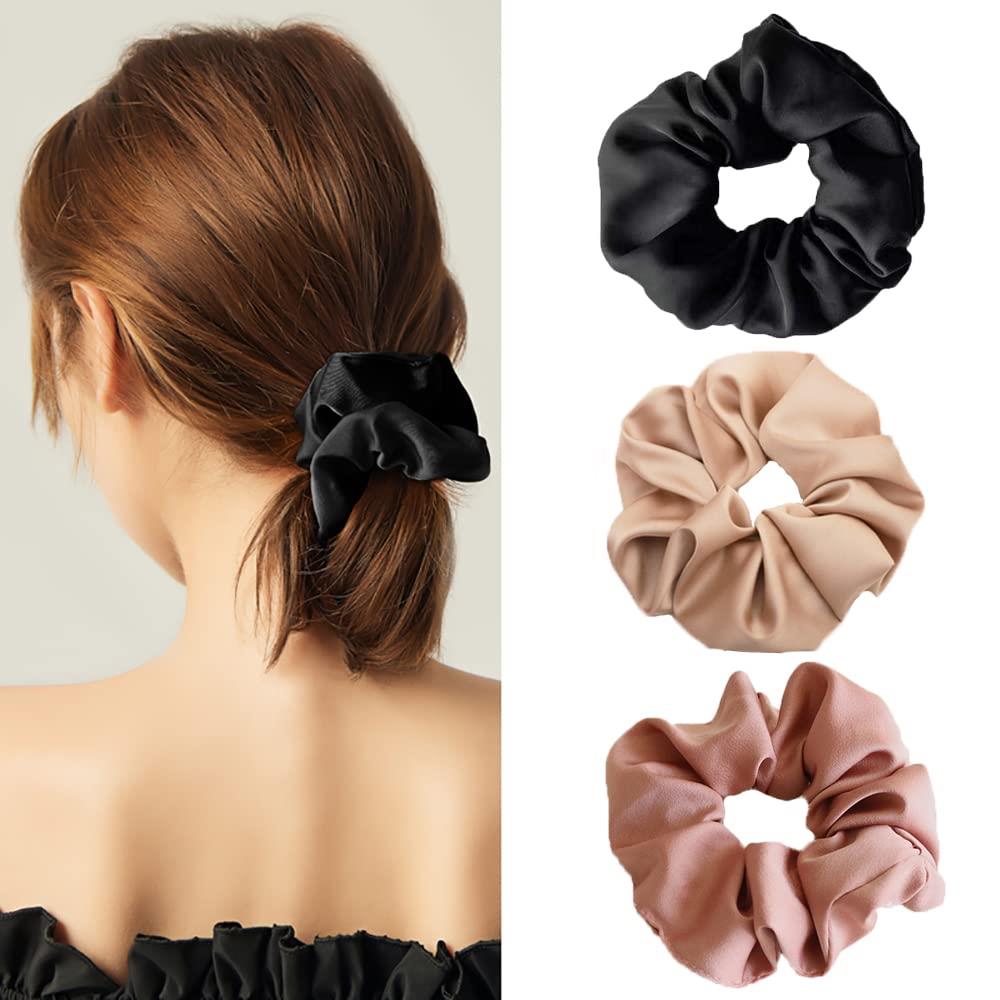 ❤【商品詳細】素材：サテン・ゴム；全体直径：13CM；セット内容：シュシュ×3個；カラー: ブラック/ピンク / ベージュ。毎日、変化が楽しめるカラフル・3点セットシュシュです。弾力性が良い、使いやすく、快適で、髪を保護することができます。軽いので使いやすく手首につけてブレスとしても適な髪飾りです。❤【エレガントなシュシュ】ふわふわボリューム、ツルツルな光沢、極上の肌触り落ち着いた上品なお色味はいとなの気品溢れる女性にぴったりです。柔らかい素材を採用して作られて、ゴムが強くて耐久性も高いです。簡単なまとめ髪やルーズ髪にあわせるだけでこなれ感UP！フェミニンで大人可愛いシルエットが完成します。❤【高品質なシュシュ】高級生地で、伸縮性が良く、柔らかく，強く結んでも傷みにくく，髪の毛に跡がつきにくい。快適に使用できます。髪もひっつめすぎずにふんわりさせたほうが、優しく華やかに仕上がります。❤【様々シーンで活躍】オフィスでの仕事、普段使い、発表会、結婚式、パーティーシーンのヘアアレンジを華やかにしてくれます。七五三、卒業式、入学式や入園式、卒園式などのフォーマルコーデにもおすすめです。シンプルなデザインで、シーンを問わず幅広いコーデに活躍間違いなし お洋服や気分にあわせて選択でき。ポニーテールやお団子ヘアの仕上げに使うのはもちろん、チャームのようにバッグにつけたり、手首に巻いてブレスレット替わりに使ったりするのもok。❤【ギフトにも最適】彼女やお友達、ご家族など大切な方へのプレゼントに最適なアイテムです。記念日やお誕生日、ホワイトデー・クリスマス・母の日などイベントの景品にもおすすめです。