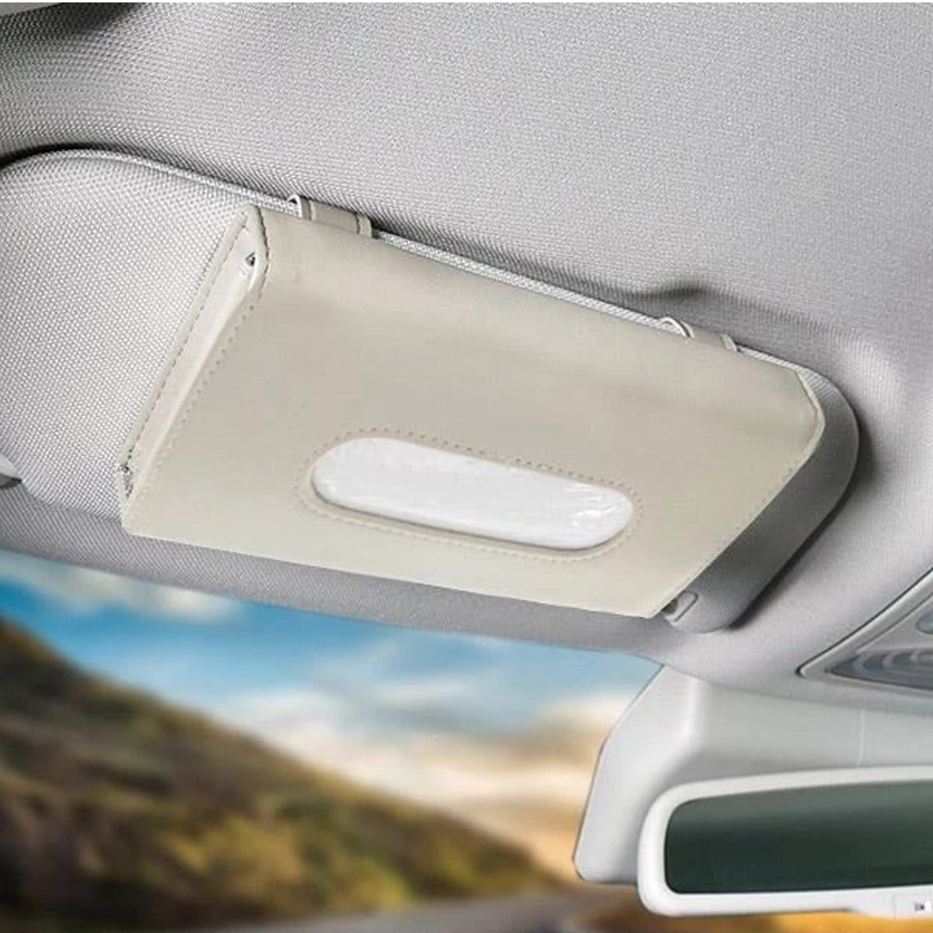 ■ 車用薄型スリムティッシュケース車のサンバイザー、ドアポケット、ヘッドレスト、フロントシートボディなどに2つのレザークリップで取り付けできる、簡単で便利なアイテムです。 ■ ティッシュやマスクの収納に◎箱なしの詰替え用ティッシュやポケットティッシュ、マスクを入れて使うことも可能です。 ■ 上質なPUレザー仕様 表面は撥水、汚れが付きにくく、高級感のあるPUレザー素材となっております。 取り付けは簡単。薄型の為、視界を遮りづらく装着後も自然に馴染みます。お好みの場所に設置でき、交換はマジックテープで簡単に出し入れできます。 ■ 商品内容カラー:ブラック、アイボリー、ティッシュケース内側のサイズ(約):20 x 11 x 厚み2cm ※ティッシュを補充する際は市販の箱なしティッシュ1/2から1/3程度を補充するのがおすすめです。ティッシュサイズ、幅195mm以下をお選びください。ティッシュの量を減らし、袋ごと入れると入れやすいく、取出しもスムーズです。 ※一部商品の商品仕様欄に記載されている「代表カラー」は実物と異なる場合があります。特に「マルチカラー」になっているものは異なる場合が多いため画像や商品名等でご確認ください。10
