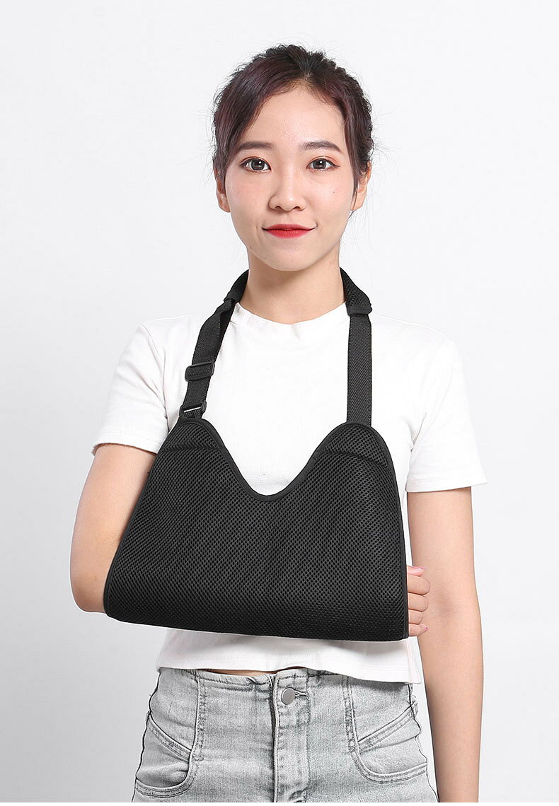 サイズ タイプ1 タイプ2 サイズについての説明 タイプ1　32*23cmタイプ2　40*23cm 素材 ポリエステル 色 ホワイト ブラック 備考 ●サイズ詳細等の測り方はスタッフ間で統一、徹底はしておりますが、実寸は商品によって若干の誤差(1cm～3cm )がある場合がございますので、予めご了承ください。 ●製造ロットにより、細部形状の違いや、同色でも色味に多少の誤差が生じます。 ●パッケージは改良のため予告なく仕様を変更する場合があります。 ▼商品の色は、撮影時の光や、お客様のモニターの色具合などにより、実際の商品と異なる場合がございます。あらかじめ、ご了承ください。 ▼生地の特性上、やや匂いが強く感じられるものもございます。数日のご使用や陰干しなどで気になる匂いはほとんど感じられなくなります。 ▼同じ商品でも生産時期により形やサイズ、カラーに多少の誤差が生じる場合もございます。 ▼他店舗でも在庫を共有して販売をしている為、受注後欠品となる場合もございます。予め、ご了承お願い申し上げます。 ▼出荷前に全て検品を行っておりますが、万が一商品に不具合があった場合は、お問い合わせフォームまたはメールよりご連絡頂けます様お願い申し上げます。速やかに対応致しますのでご安心ください。