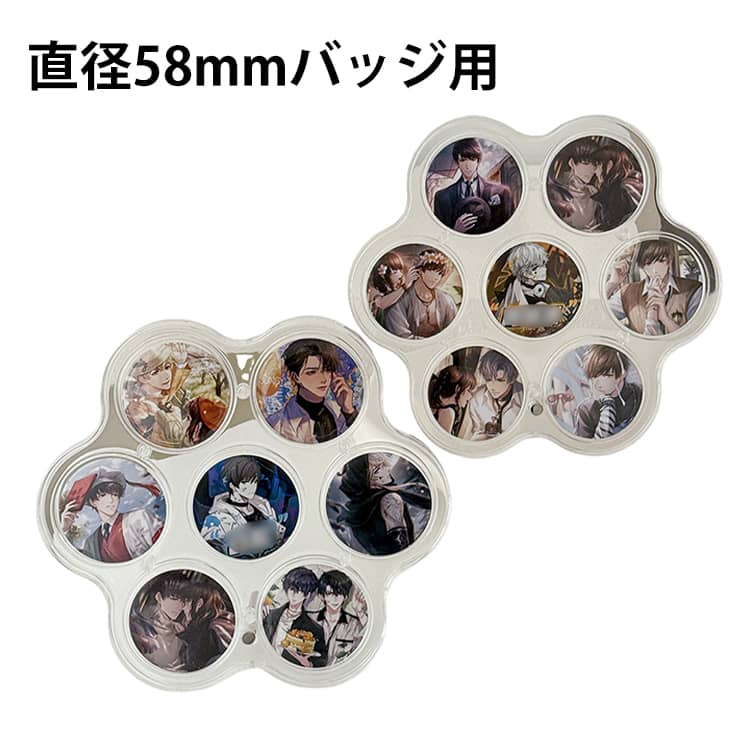 お気に入りの缶バッジを綺麗にディスプレイしよう！高い透明度でコレクションが映える！主役を引き立たせるシンプルなデザイン、推しの缶バッジを飾ろう。丈夫で割れにくいアクリル製で、透明度が高く、缶バッジの美しさをはっきりと展示することができます。工具無しでどなたでもカンタンに組み立てる事ができます。 サイズ 58mmバッジ用 サイズについての説明 ※実寸はメジャー採寸の為、若干の誤差が生じる場合があります。 素材 アクリル 色 クリア 備考 ●サイズ詳細等の測り方はスタッフ間で統一、徹底はしておりますが、実寸は商品によって若干の誤差(1cm～3cm )がある場合がございますので、予めご了承ください。 ●製造ロットにより、細部形状の違いや、同色でも色味に多少の誤差が生じます。 ●パッケージは改良のため予告なく仕様を変更する場合があります。 ▼商品の色は、撮影時の光や、お客様のモニターの色具合などにより、実際の商品と異なる場合がございます。あらかじめ、ご了承ください。 ▼生地の特性上、やや匂いが強く感じられるものもございます。数日のご使用や陰干しなどで気になる匂いはほとんど感じられなくなります。 ▼同じ商品でも生産時期により形やサイズ、カラーに多少の誤差が生じる場合もございます。 ▼他店舗でも在庫を共有して販売をしている為、受注後欠品となる場合もございます。予め、ご了承お願い申し上げます。 ▼出荷前に全て検品を行っておりますが、万が一商品に不具合があった場合は、お問い合わせフォームまたはメールよりご連絡頂けます様お願い申し上げます。速やかに対応致しますのでご安心ください。