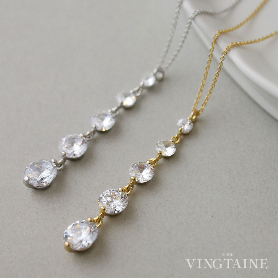 VINGTAINE(ヴァンテーヌ）【関連ワード】誕生日 プレゼント 気品 仕事 オフィス レディース 上品 流行 トレンド 上品 エレガント カジュアル きれいめ シンプル フェミニン 20代 30代 40代 50代 贈り物 自分へのご褒美 30代コーディネート 40代コーディネート スタイリング ギフト 女性らしい 可愛い 春 夏 秋 冬 友達 彼女 妻 まとめ髪 アップヘア 母の日 クリスマス 卒業式 入学式 入園式 卒園式 2次会 結婚式 パーティー商品説明抜群の煌めきを放つキュービックジルコニアを5粒並べたネックレス。シンプルながらも胸元をぐっと華やかに仕上げてくれる逸品。普段使いはもちろん、結婚式や特別な日にもお勧め。スタイルをワンランクあげてくれるアイテムです。 サイズ全長：約50cm（スライド式アジャスターで調整可能）モチーフ：約5cmストーン：約0.4cm～0.8cm 素材【ゴールド色】真鍮に金メッキ【シルバー色】真鍮にロジウムメッキキュービックジルコニア 配送方法ネコポス○/宅配便○ ラッピング無料ラッピング○/有料ラッピング○ラッピングについてはこちらをご確認ください ★こちらもお勧め★ ピアス・イヤリング モデル着用ピアス