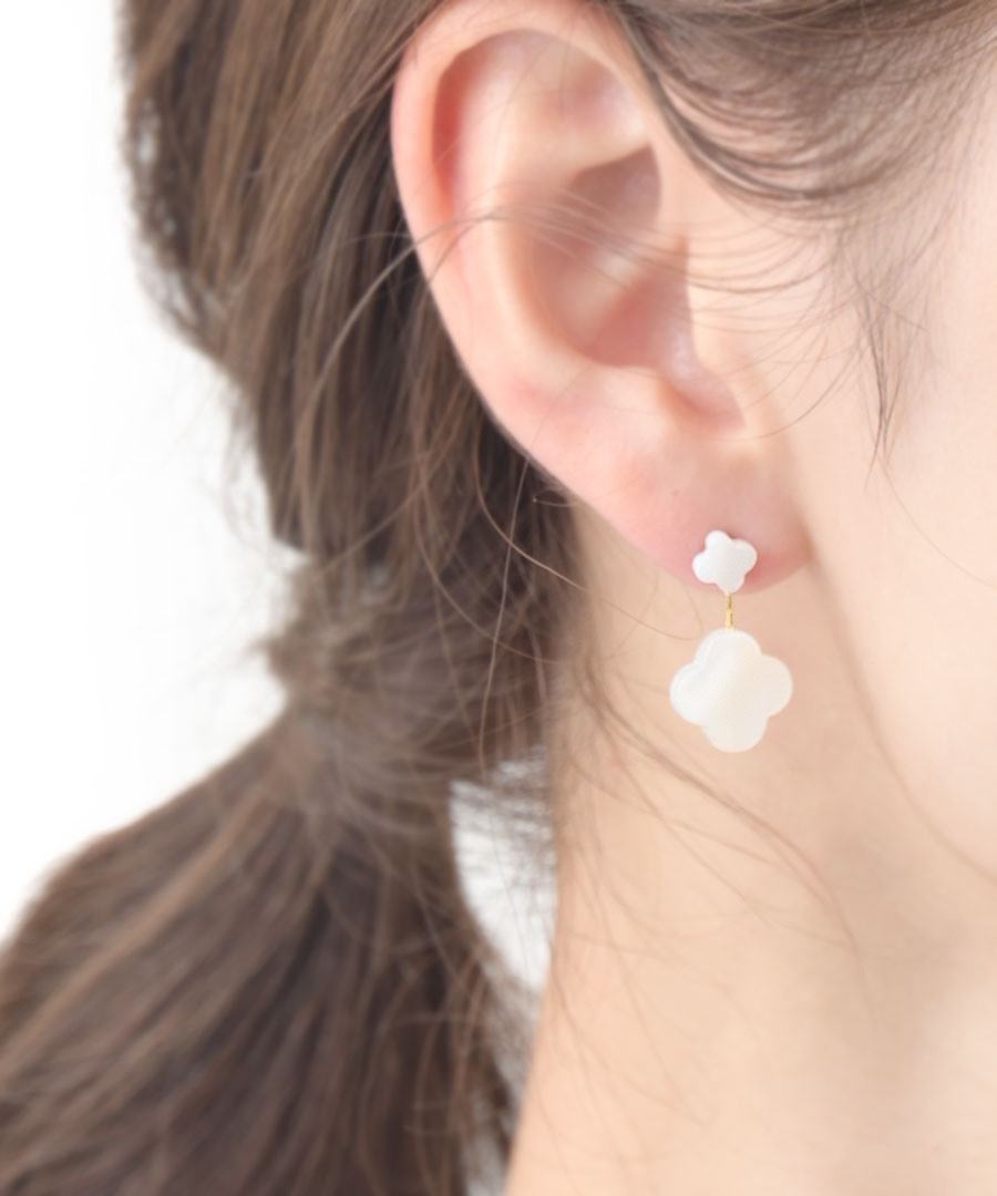 【最大15％OFFクーポン有】【再入荷なし】ピアス イヤリング シェル クローバー フラワー アクセサリー チタン 上品 清楚 大人カジュアル シンプル ギフト P5259