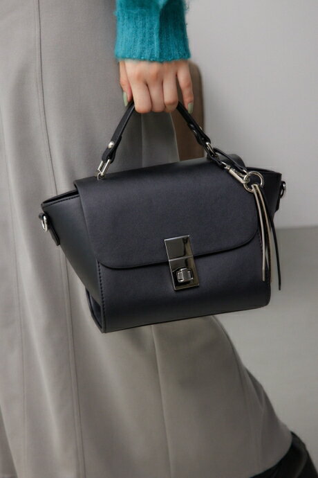 チャームセットトラペイズドフラップバッグ / AZUL BY MOUSSY/アズール バイ マウジー/レディース/バッグ バッグ