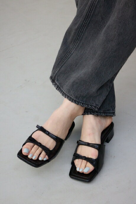 ダブルリボンスクエアトゥサンダル