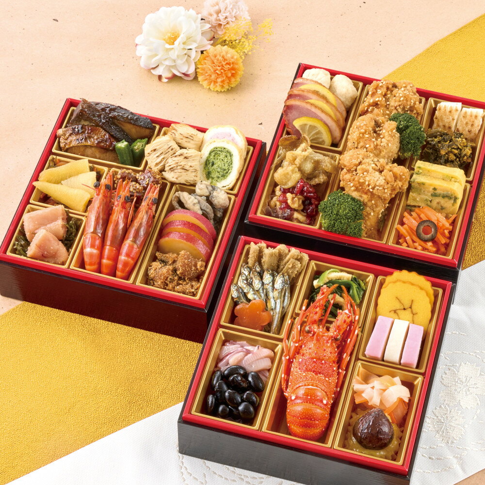 水たき料亭「博多華味鳥」監修のおせち。伝統的なおせち食材と華味鳥を使った食材をバランス良く詰合せました。華味鳥ももの炭火焼や華味鳥手羽元の唐揚げなど「博多華味鳥」ならではの食材も味わえるおせちです。【数量限定】 セット内容三段重、お重サイズ（外寸）:縦182mm×横182mm×高さ176mm（内寸（1段）:40mm）、（39品目）、（約3人前）【一の重】たたきごぼう、田作り煮、梅型蒟蒻、小松菜と揚げの煮物、伊達巻、紅蒲鉾、白蒲鉾、ロブスター、いかの柚子和え、黒豆煮、紅白なます、きんとん、渋皮栗甘露煮 【二の重】ぶり照焼、オクラの浅漬、焼き湯葉巻、海老の信田巻、ほうれん草の信田巻、松前漬、味付数の子、鮪角煮金ごま和え、有頭海老、華味鳥ももの炭火焼、鳴門金時芋レモン煮、真鱈親子和え、糸昆布酢炊き、たらこ昆布〆 【三の重】華味鳥のつくね、合鴨スモーク、レモンシロップ漬、華味鳥手羽元の唐揚げ、ブロッコリー(コンソメ風味)、いか入り炙り蒲鉾、めんたい高菜、華味鳥の鶏皮焼、クランベリーくるみ、九条葱入り玉子焼、キャロットラペ、ブラックオリーブ漬 サイズ（縦x横x高さ）208x208x215 重量(g)2100 配達区分冷凍 賞味期限2027/1/31 お届け日12/29または12/30 宅配業者ヤマト便 配送地域一部配送不可地域あり 食品アレルギー(全項目)乳,小麦,卵,えび,くるみ,いか,さば,大豆,鶏肉,豚肉,やまいも,ごま