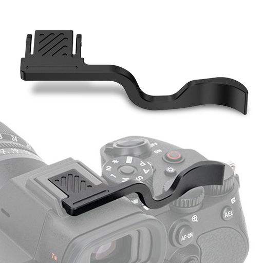 【対応機種】ソニーa7R VI / a7 V / a7 IV / a7R V対応。工具不要でホットシューにスライド装着。アルミCNC加工で軽量ながら高剛性、表面は傷や色褪せに強く長く使えます。 【接点保護】シリコン保護パッド内蔵。接点を傷つけずガタつきを解消、防塵防湿効果も。湿度の高い野外や砂埃の多いロケでもカメラを守ります。 【スリムで美しいデザイン】 従来モデルよりもさらに薄型化。視覚的にも手触りも「より薄く・より上品」に仕上がり、カメラとの一体感が抜群です。カフェでのスナップ撮影や街歩きでも、カメラのスタイルを損ないません。 【装着感アップ&amp;安定感強化】 ホットシュー部分をくり抜き構造にすることで、取り付け時の柔軟性が向上。カメラ本体によりしっかりと噛み合い、ぐらつきを軽減します。シャッターボタンを押すたびに「しっかり固定されている」安心感を得られます。 【操作性維持】スリムでボディラインに馴染むデザイン。シャッターボタン、露出補正ダイヤル、背面のAF-ONボタンなど、すべての操作を妨げることなく快適に行えます。
