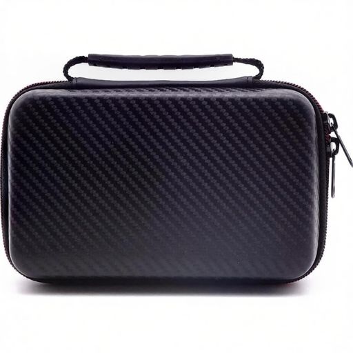 多機種対応:サイズ 19.5x13x5cm で、New 2DS LL/New 3DS/New 3DS LL/3DS/3DS LL/DSi、GPD WIN に対応。様々なポータブルゲーム機をしっかり収納可能です。 大容量収納:本体、SD カード 16 枚、データケーブル、タッチペン、充電ケーブルなどのアクセサリーをまとめて収納。多層ネットポケットと伸縮バンドで小物を整頓し、衝突を防ぎます。 持ち運び便利:上部に滑り止め加工のハンドストラップを搭載。手にフィットし、通勤・旅行時に手提げで楽に持ち運べます。コンパクトサイズでバッグにもすっきり収まります。 高い保護性能:硬質 EVA シェル + カーボン調素材で、落下や衝撃、キズから機器を守ります。内部は柔らかいフェルト素材とネット仕切りで、機器とアクセサリーを二重に保護します。 高品質ディテール:スムーズな両面ファスナー、赤いステッチのアクセント、通気性の良いネットポケットなど細部までこだわり。ブラックのカーボン調外装は耐水・耐磨耗性に優れ、長く使えます。