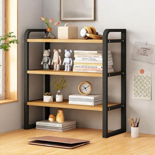 【商品仕様】高さ(一段)21.5/(二段)38.5/(三段)56cm、幅30/40/50cm、奥行20cm。スリムなデスク上収納ラックなので、狭いスペースでも、余裕が生まれます。 【自由にアレンジ】(※二段、三段のみ)両側のフレームは、各段階にネジ穴が設けられております。ノートパソコンやモニターを収納するために広めのスペースを確保したり、小物を整理するために卓上棚の段数を増やしたりすることで、ニーズに合わせて、作業環境に最適なレイアウトを作り出せます。※ネジを何回も締めたら、棚板の穴が緩める場合もありますので、お気をつけお願い致します。 【組み立て簡単】組み立て家具の初心者でもご安心!ネジを回し締めるだけの取付で、女性一人でも簡単に組み立てできます。一人暮らしにやさしいデスク上棚です。 【多様なインテリアに調和】シンプルで洗練されたデザインで、リビングやキッチン、洗面所など、さまざまな場所で利用できる卓上ラックです。どんなインテリアスタイルにも完璧に調和し、お好みに合わせて、個性的なデスクスタイルを作り出します。
