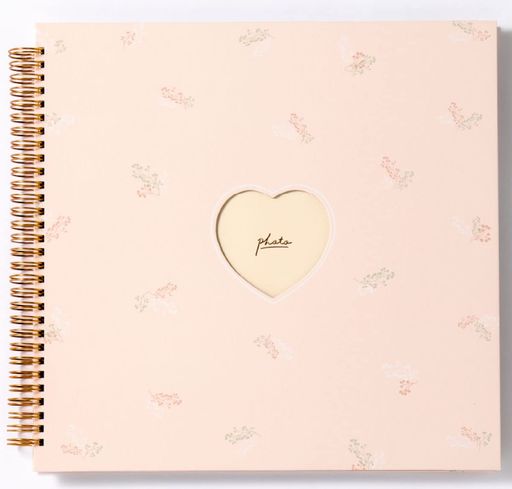 フォトアルバム 【お知らせ】以前、商品をご購入いただいたお客様へ: ・このたび耐久性や使いやすさを考慮し、台紙を「紙」から「PP(ポリプロピレン)」素材にリニューアルいたしました。 【ご注意】リニューアル前の紙素材に関して、仕様の範囲内であっても湿気などの外的影響により台紙が波打ってしまう場合がございます。保管環境にご注意ください。ご心配な場合は除湿剤など と一緒に保管することをおすすめします。 ・商品写真はできる限り実物の色に近づけるよう徹底しておりますが、 ご覧いただいているモニターの環境や、お部屋の照明等により実際の商品と色味が異なる場合がございます。 【セット内容】ましかくポケットアルバムx1 スリーブケースx1 【サイズ】アルバム本体:縦315mm 横325mm (リング込み 横340mm) 【台紙タイプ】ポケット収納タイプ 【ページ数】42ページ 真四角(89x89mm)写真x9枚/ページ 合計 378枚収納可能 【使用方法】真四角(89x89mm)写真専用のアルバムです。