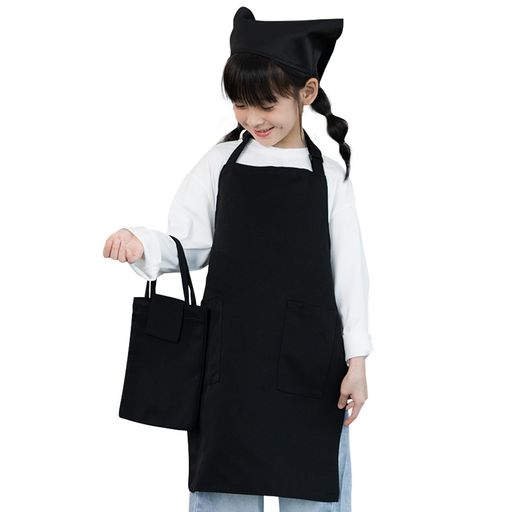 【3点セット】この子ども用エプロンセットには、エプロン、三角巾、収納袋の3つが含まれています。どのアイテムもシワになりにくい素材で作られており、快適な使用感が続きます。 【ゴム付き三角巾】ゴム入りの三角巾は、簡単に装着でき、しっかりフィットします。髪の毛を手軽にまとめることができ、頭への負担も軽減されるように設計されています。 【腰紐スナップ】スナップボタン仕様なので、紐タイプに比べて簡単に着脱できます。マジックテープタイプよりも耐久性があり、長くお使いいただけます。 【名前タグ】各アイテムには名前を記入できるタグが付いており、持ち物の紛失を防ぐために便利です。 【多用途】この子ども用エプロンは、幼稚園や保育園、小学校の行事、料理教室、アート活動、陶芸など、さまざまなシーンで幅広く活躍します。どんな場所でも使いやすいデザインです。