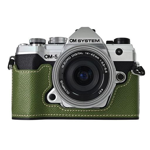 適用モデル: Olympus OM-5/Olympus OM-D E-M5 Mark III 用カスタムデザイン PU レザーハーフケース PU レザー製で 6 色からお選びいただけます。OM System OM-5/E-M5 Mark III ケースをしっかりと保護するとともに、ヴィンテージ感をプラスしてスタイリッシュな外観を高めます。さらに、PU レザー ハーフ ケースは握り心地を向上させ、滑り止めと防汗機能を備えています。 この保護ケースは、画面、ボタン、バッテリー コンパートメント、フォーカス モード、またはカード スロットを妨げることなく、オリンパス OM-5/E-M5 III ケースを包括的に保護します。完全な機能を確保しながら、E-M5 Mark III/OM システム OM-5 を傷や衝撃から保護します。 ケースの底部にはバッテリー開口部があり、バッテリーを取り外すことなく交換できます。取り付けと使用が簡単なので、ケースを取り外すことなく、OM システム OM5 EM5 Mark III アクセサリを使用して写真を撮ることができます。