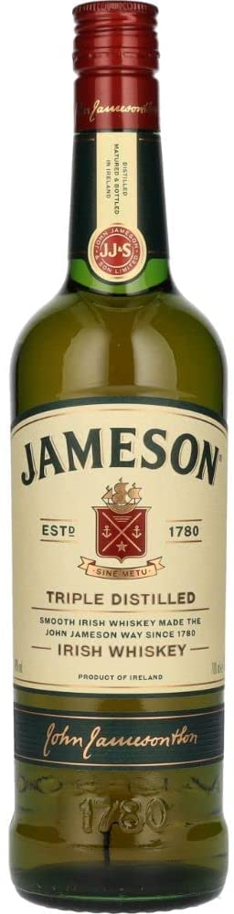 ご購入本数合計3本以下は破損防止カートン代がかかります。 アイリッシュウイスキー「ジェムソン」とは？18世紀のアイルランドはウイスキー発祥の地として知られ、ダブリンのウイスキーは世界の最高峰と見なされていました。スコットランド人のジョン・ジェムソンがアイルランドへ渡り、偉大なアイルランドの伝統を受け継いで、「ジェムソン」を完成させました。ピートを使わず、大麦、モルト、グレーンの3つを原料とし、3回蒸留によって造られる「ジェムソン」の豊かな香味とスムースな味わいは、ナンバーワンのアイリッシュウイスキーとして世界中で愛されています。蒸留を3回繰り返すのは、3回目でジェムソンのなめらかさが倍増すると信じているからです。スコッチウイスキーの蒸留は、たいてい が2 回でおしまいです。私たちはそうしたウイスキーにも敬意を抱いていますが、アイルランド人は、よりなめらかな口当たりを求めるのです。ジェムソン蒸留所では、熟成用のオーク樽に「起こさないでください」の札を掲げて3年以上寝かせています。これも、すべては味わいのためです。