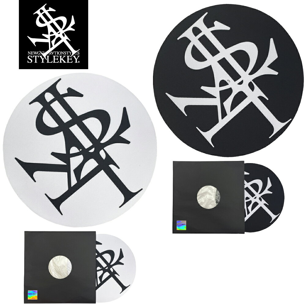 メーカー希望小売価格はメーカーカタログに基づいて掲載しています。STYLEKEY(スタイルキー) 日本 / 1999年設立 その名の通り「STYLE=ファッション」「KEY=鍵」と言う単語をつなぎ時代の流れの中で多くのヘッズのファッションの鍵となるこだわりのウエアを発信し続けている。トータルコーディネートで放たれる多彩なデザインはジャンルを超えて幅広いストリートヘッズから支持を受ける言わずと知れた最重要ブランド。 ブランド STYLEKEY/スタイルキー アイテム ROYAL 12inc.RECORD MAT 品番 SK99ET-DJM02 素材 ポリエステル サイズ ONE SIZE｜12インチレコード用 (直径29.5cm・厚さ3mm) 枚数 1枚 商品説明 独自のデザインワークでストリートシーンを旋風するスタイルキーからレコードプレイヤーをオシャレに変身させる機能性も高い本格派にオススメな12インチレコード用のオーディオマットが登場。ターンテーブルを2台使用しているなら同じデザインの色違いでも良し！同時発売の別デザインと組み合わせても良し！あなたのセンスでDJブースが格段にオシャレに変身します。スタイルキーのデザイナーは昔からスリップマットをパソコンのマウスパッドに使っていますよ♪ 検索用タグ：F/OS/