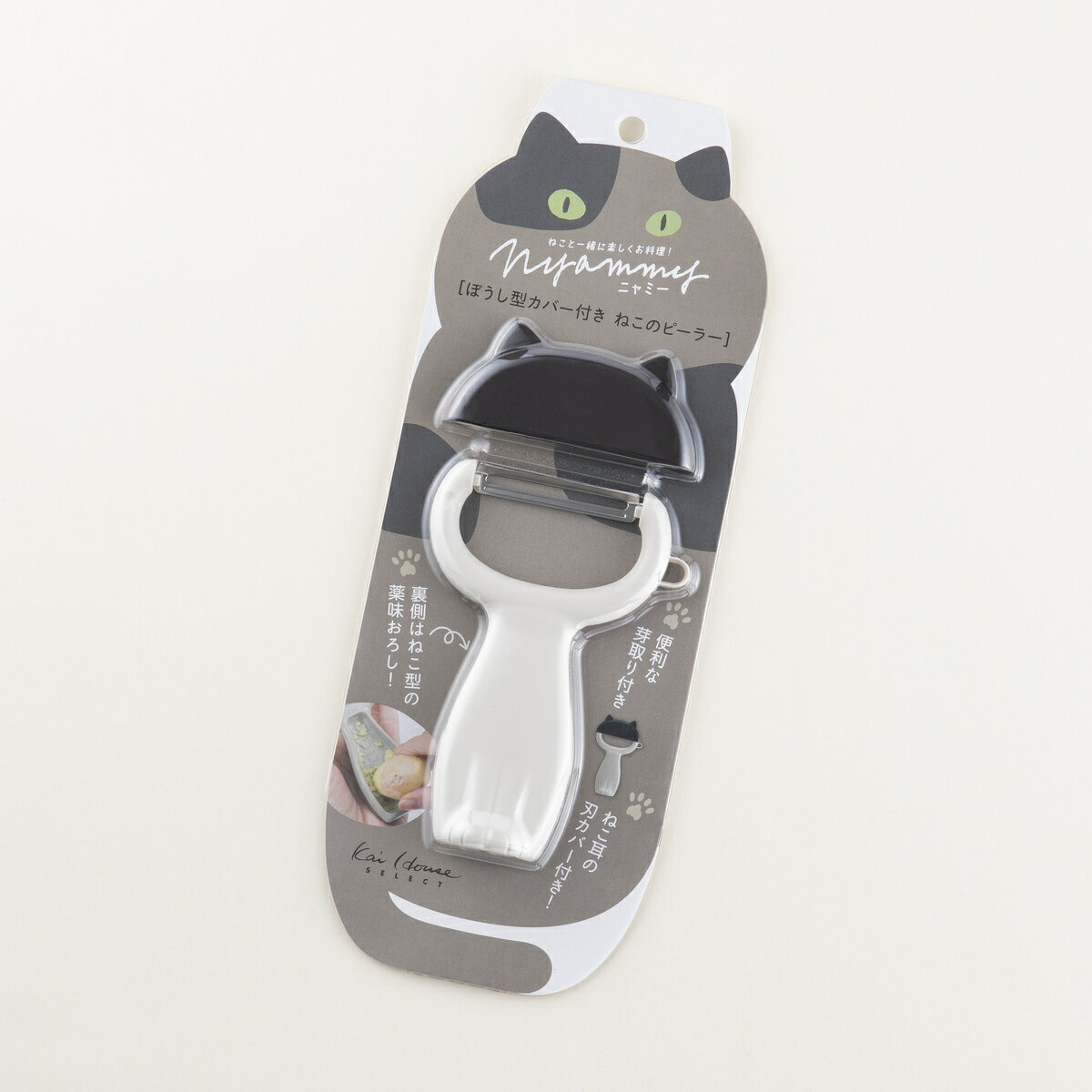 貝印 Nyammy ぼうし型カバー付き ねこのピーラー（ウォームグレー） DH2736（ シンプル キッチン ツール 用品 おしゃれ キャンプ 便利 グッズ 台所 調理 料理 皮むき 芽取り 器具 小物 道具 計る ）