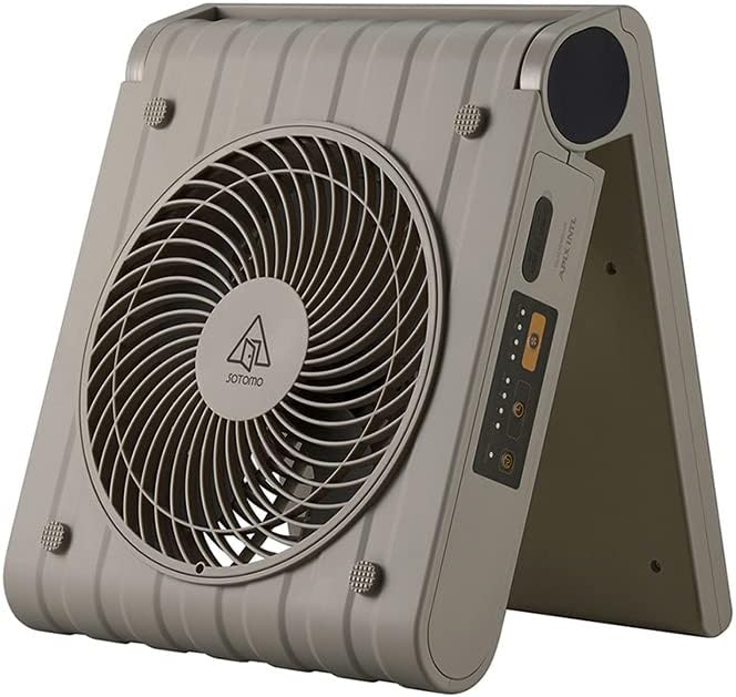風量UP！さらにパワフルに使いやすくなったソーラーパワーファン 家のウチと外をつなぐプロダクト「SOTOMO」シリーズからソーラーパワーファン2誕生。 2022年に発売されたソーラーパワーファンが防水仕様・風量アップ・USB PD対応で急速充電/給電に改良されました。 また、収納袋も付属されてより使いやすくなっています。 充電式なのでコンセントのないお部屋や、キャンプやバーベキューなどアウトドアでも使用可能。 USB充電だけでなく太陽光充電もできるので、防災用としても活躍します。 日常・アウトドアから防災時まで幅広く活躍 セット内容・構成品：本体、USBケーブル（USB-C/A 約2m）、ACアダプター、収納袋 サイズ（約）：W270×D95×H315mm 素材・成分：ABS樹脂、ポリカーボネート、PET 重量（約）：1.9kg 仕様 ・防水等級：IPX4（防沫形）相当 ・リチウムイオンポリマー充電池 DC3.7V 10,000mAh ・風量4段階（Lo/Hi/Turbo/Full） ・オフタイマー：2/4/6/8時間 ・リズム風 ・展開角度：約0/30/60/90度 ・USB-A/C出力ポート付き ・持ち運び用ハンドル ・フル充電時間 　USB充電：約7時間（付属ACアダプター使用の場合） 　太陽光充電：約14時間 ・連続使用時間：約6時間 　（風量「Full」で運転した場合） ・マイコン式ボタン