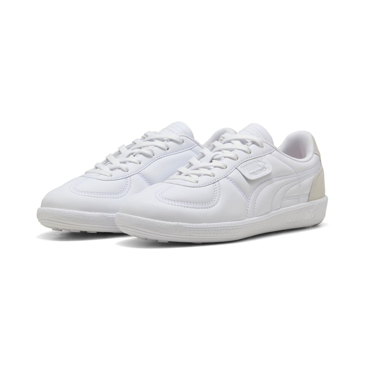 素材■天然皮革■ゴム底サイズ225 - 250カラー(01)PUMA WHITE仕様その他■幅: 9cm■ヒール高: 3cm特徴80年代のイギリスで、パレルモは多くのサッカーファンにとって特別な存在でした。その象徴的なスタイルは時を超えて愛され続け、現代ではサッカー文化を代表するアイコンからストリートウェアの定番へと進化しています。このゴルフシューズは、そのクラシックな魅力を受け継ぎつつ、ゴルフ仕様へとアップデートした一足。PUMAアーカイブの伝説的なテラスシルエットをベースに、スパイクレスアウトソールを採用することで、ビンテージの雰囲気とゴルフシーンでの機能性を両立しています。コースからクラブハウスへの移動もスムーズで、快適な履き心地をキープ。レギュラー幅のバランスの良いフィット感、ラウンドトゥのクラシックなフォルム、シューレースによる細かな調整機能など、伝統的なデザインと実用性を巧みに組み合わせた設計が魅力です。フラットヒールの安定感とスパイクレス構造により、芝生の上でも街中でも扱いやすい万能なゴルフシューズとして活躍します。詳細・幅：レギュラー丈・つま先のタイプ：ラウンドトゥ・クロージャー：シューレース式・スパイクレスのアウトソール・ヒールタイプ：フラットヒール・スパイクレスのアウトソール